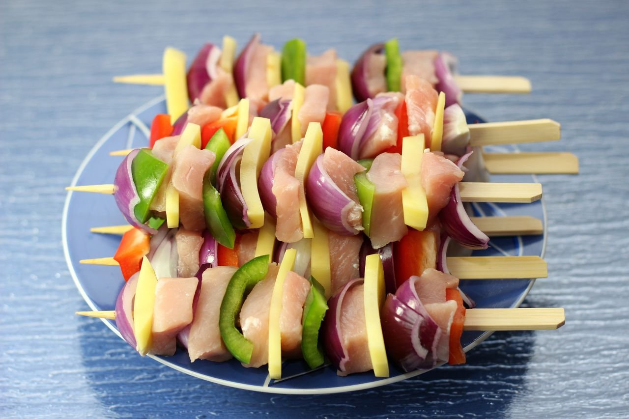 Plate of vibrant chicken and vegetable skewers perfect for summer grilling.